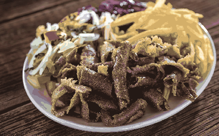 Duży kebab na talerzu